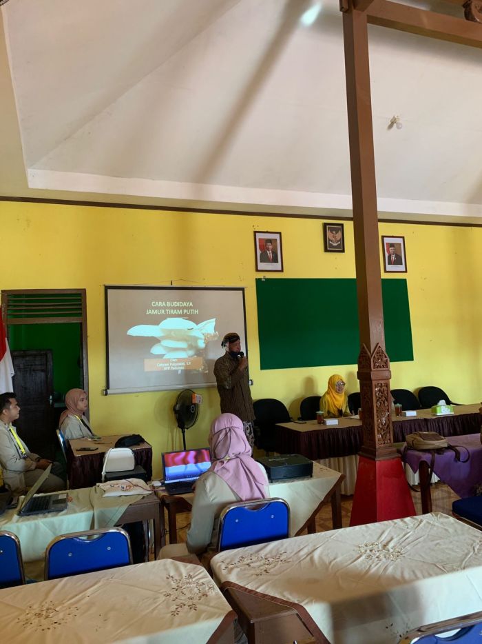 Sosialisasi Proses Budidaya Jamur Tiram : Peningkatan Produktifitas Jamur Tiram di Desa Balingasal 01